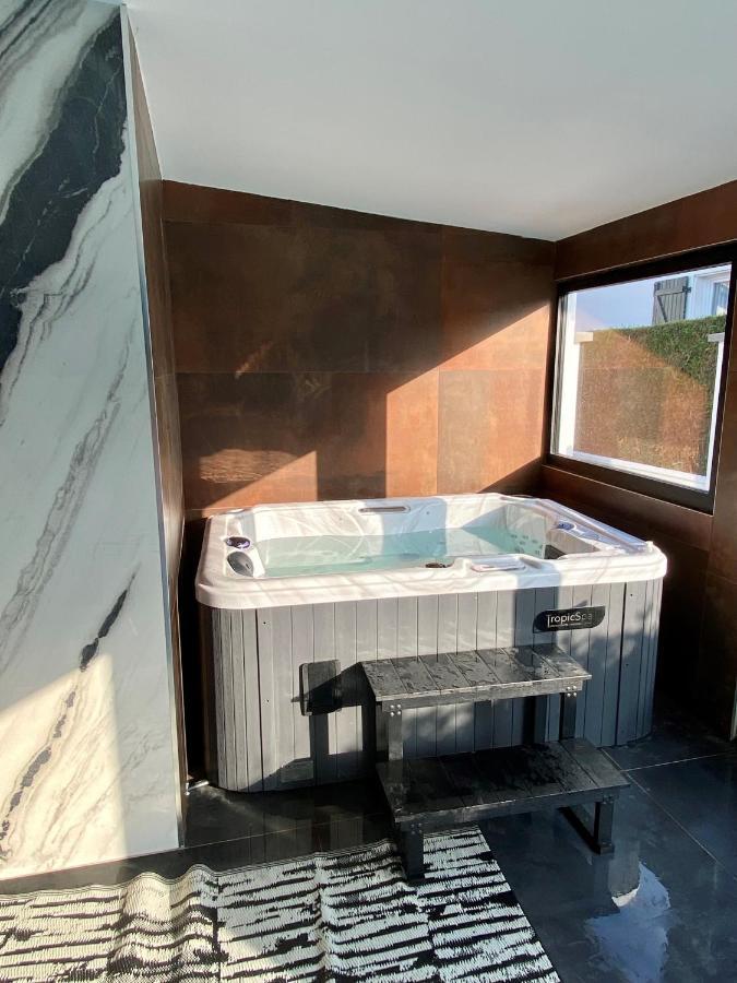 أنغليه Agreable Maison De Ville Avec Une Belle Terrasse المظهر الخارجي الصورة
