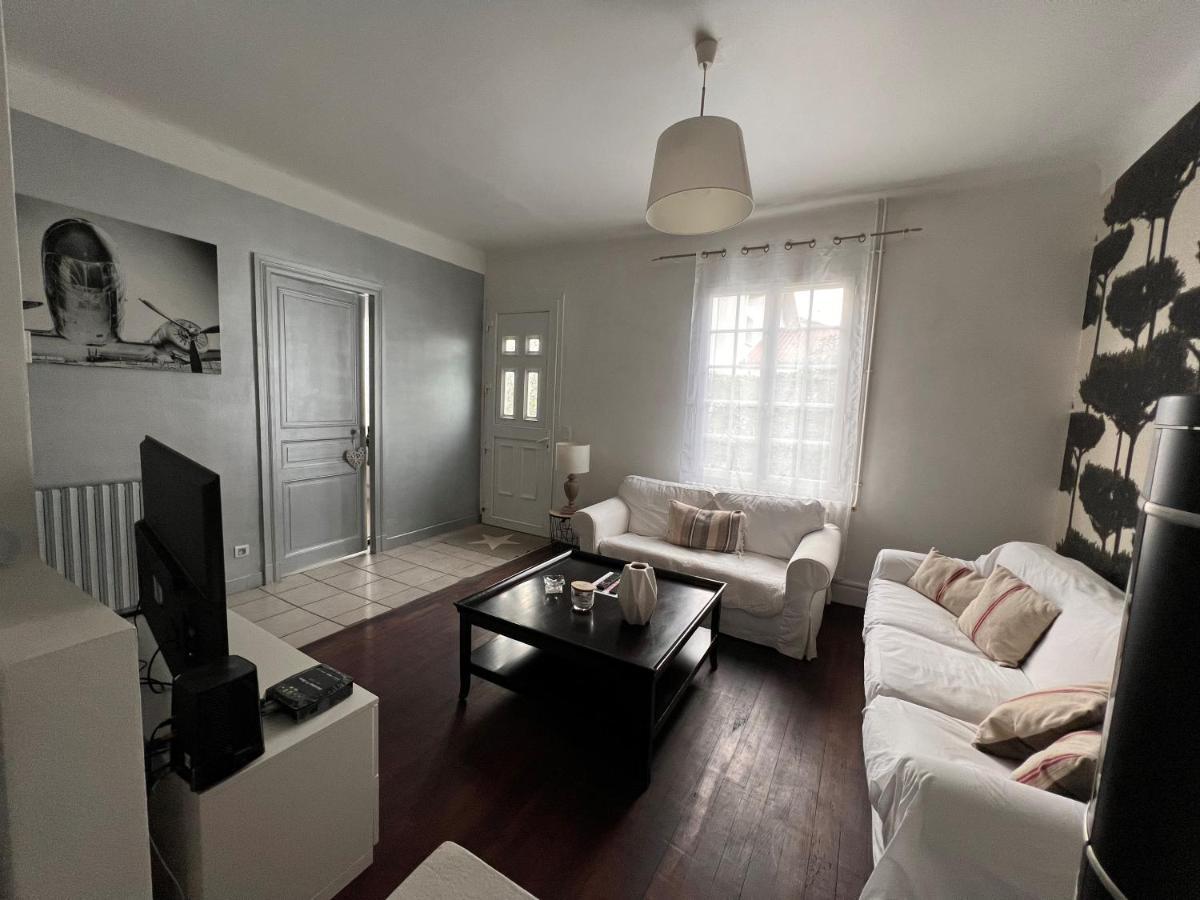 أنغليه Agreable Maison De Ville Avec Une Belle Terrasse المظهر الخارجي الصورة
